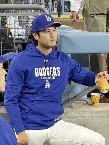 2試合連続スタメン外の大谷翔平「本人も納得している。協力的だ」ロバーツ監督が意思疎通を明かす「ゴーサインを出せるタイミングを一緒に見極めようと伝えた」