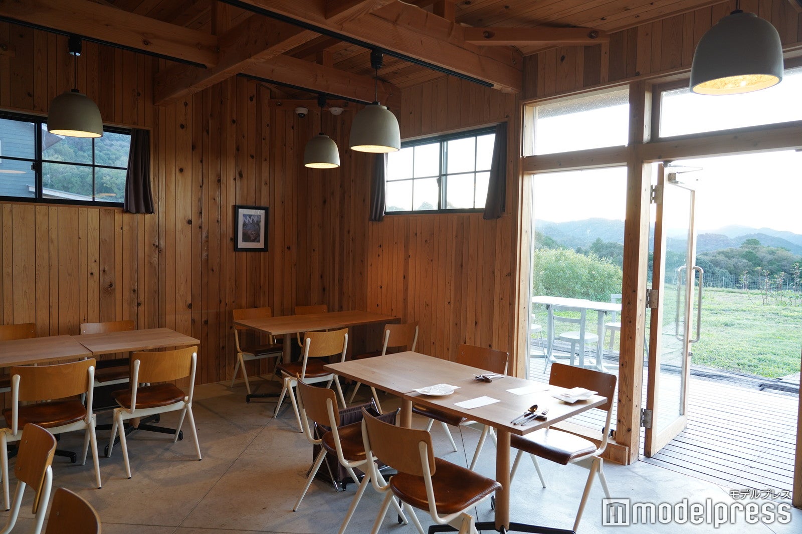 地元の新鮮食材を使ったお料理が楽しめるウッディな店内（C）モデルプレス