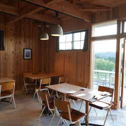 地元の新鮮食材を使ったお料理が楽しめるウッディな店内(C)モデルプレス