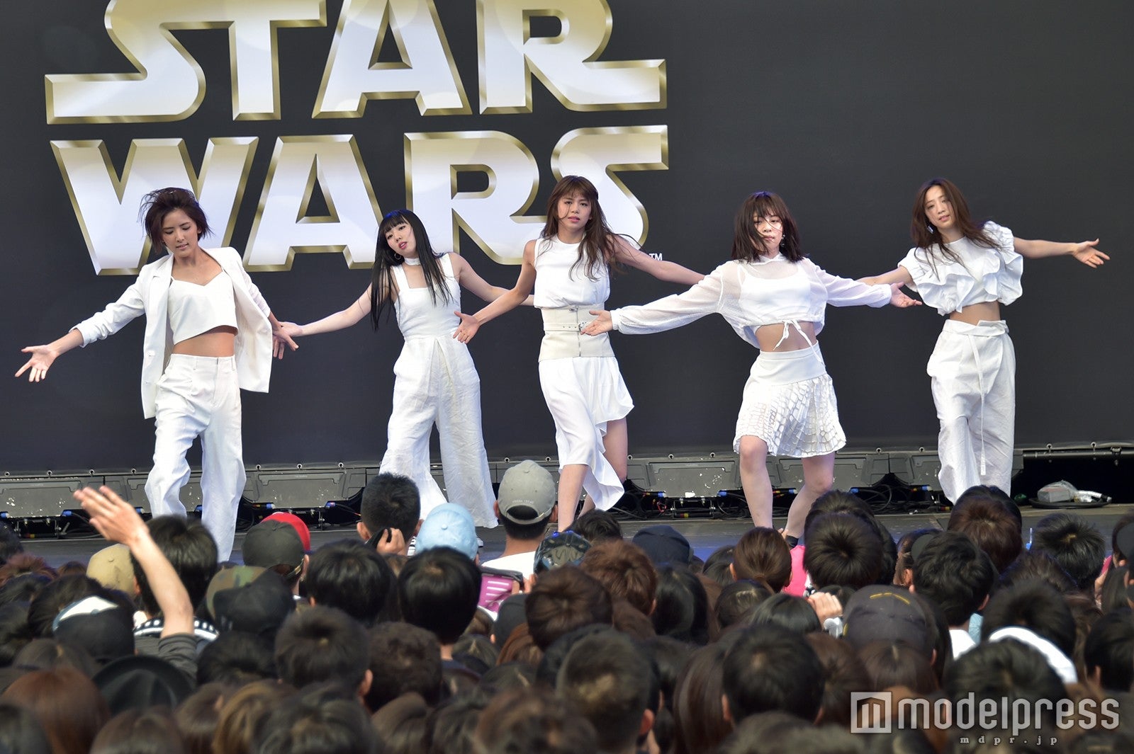 左から：藤井萩花、重留真波、佐藤晴美、中島美央、坂東希 （C）モデルプレス