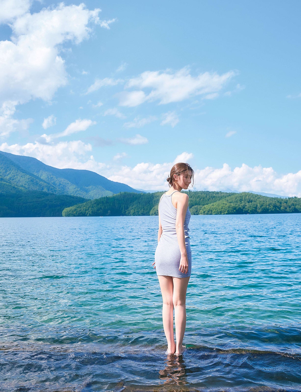 宮本茉由 写真集「ほんとはね、」撮影：中村和孝（C）小学館