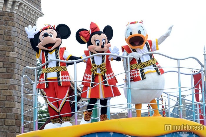 「おんどこどん!」ミッキー、ミニー、ドナルド
