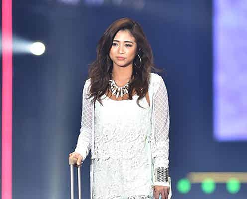 今井華、レースの華やかホワイトコーデでランウェイ満喫<TGC 2015S/S>