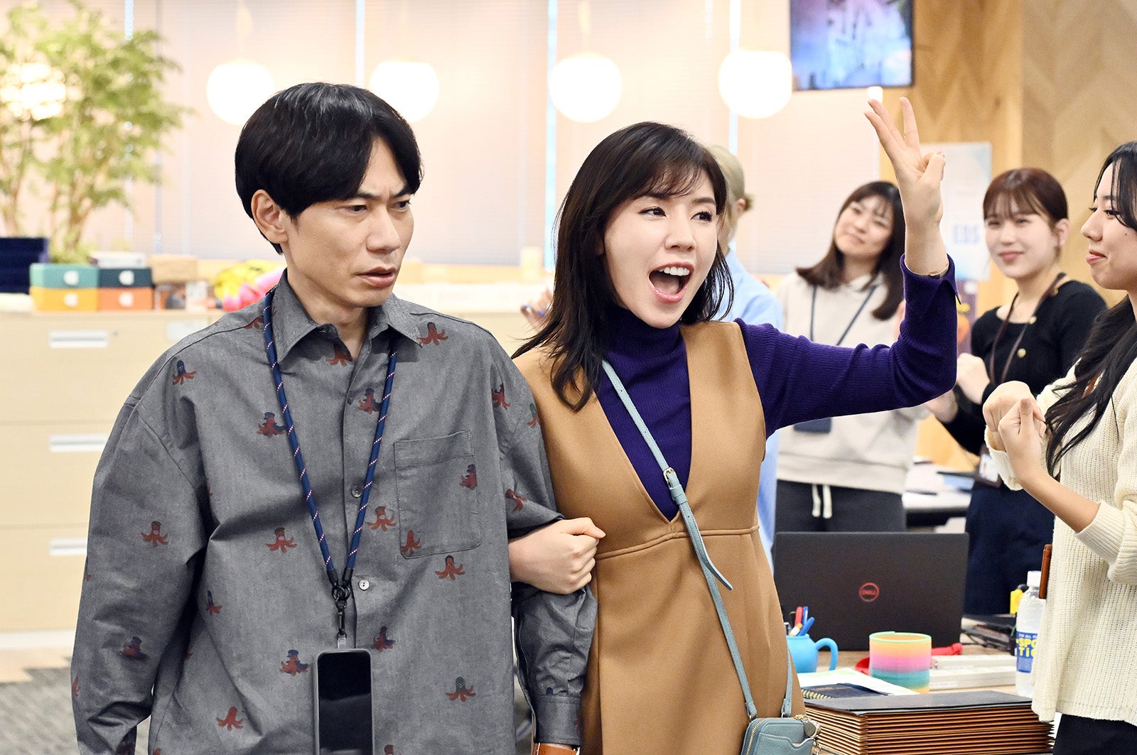 板倉俊之、仲里依紗「不適切にもほどがある！」第2話より（C）TBS