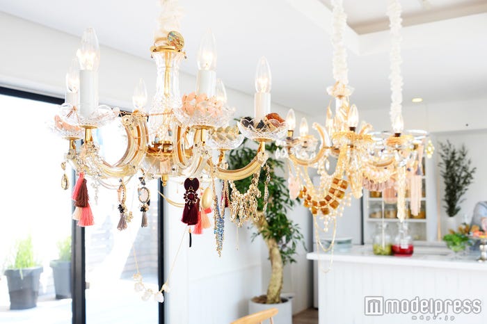 アクセサリーのシャンデリア(C)モデルプレス