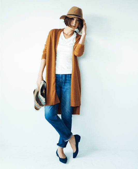 ブラックトレンチジレ￥5,990、ブラックワッフルニットトップス￥3,990、ベージュタックパンツ￥4,990／以上SEVENDAYS＝SUNDAY、パンプス 参考商品（C）TOPLOG