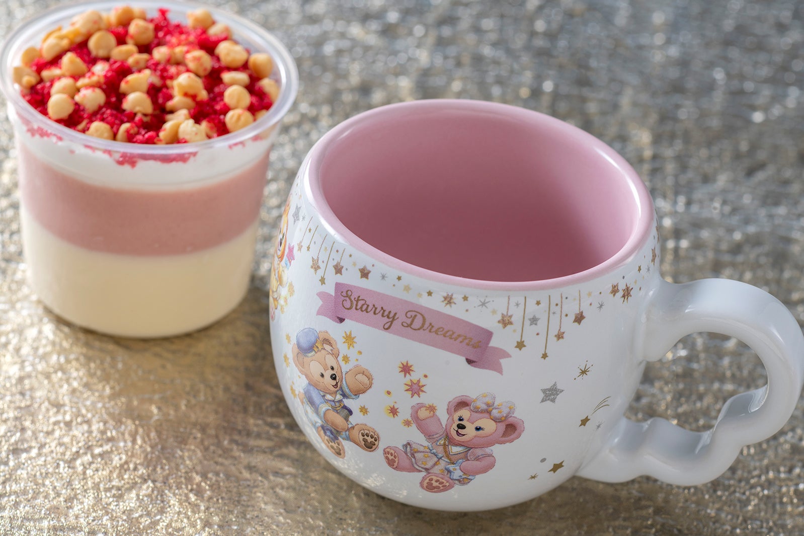 ストロベリー＆ホワイトチョコムース、スーベニアカップ付き940円（C）Disney