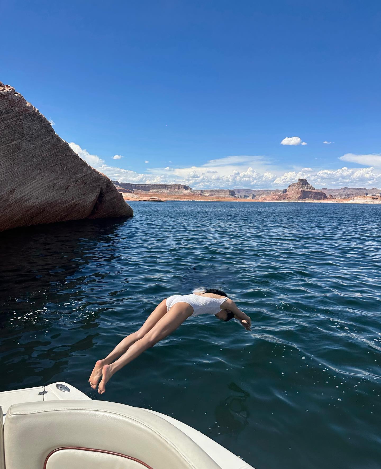 水着姿のJENNIE／JENNIE公式Instagramより