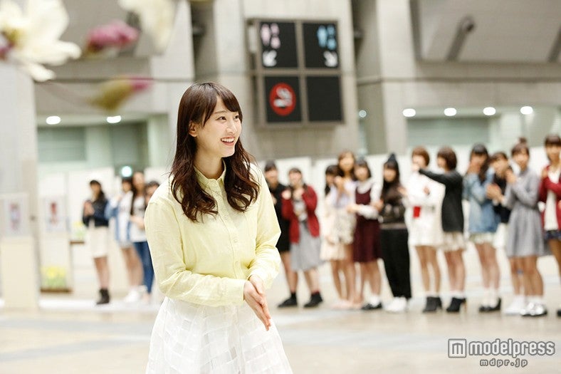 セレモニーに笑顔で登場した松井玲奈