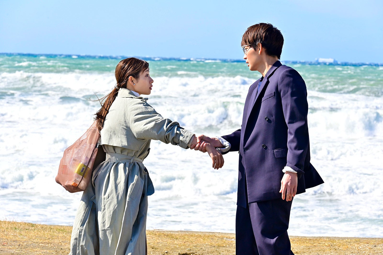 石原さとみ＆綾野剛、海で見つめ合う「恋はDeepに」胸キュン場面写真初公開