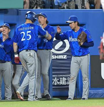 DeNA、15安打12点で14カードぶり勝ち越し 篠木がうれしいプロ初完投で4勝目