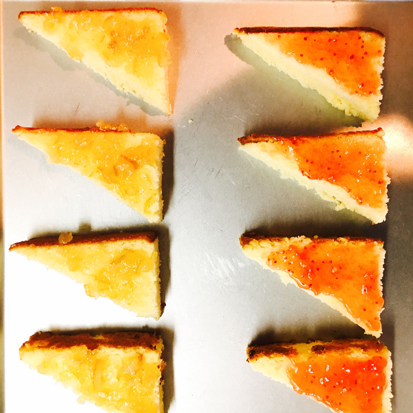 手順2：カステラを切り、イチゴジャムとマーマレードを塗る／画像提供：柏原歩