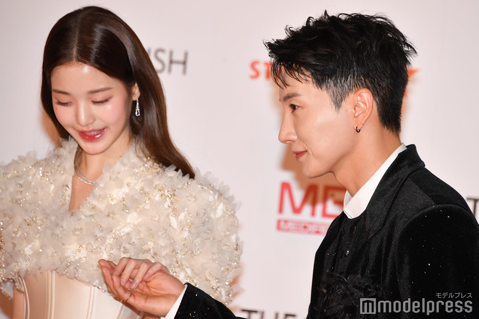 ウォニョンを優しくエスコートするイトゥク／ウォニョン、イトゥク（C）モデルプレス