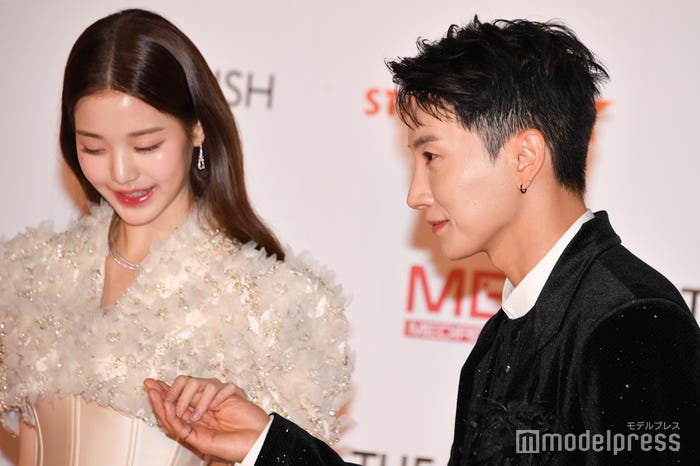 ウォニョンを優しくエスコートするイトゥク/ウォニョン、イトゥク(C)モデルプレス