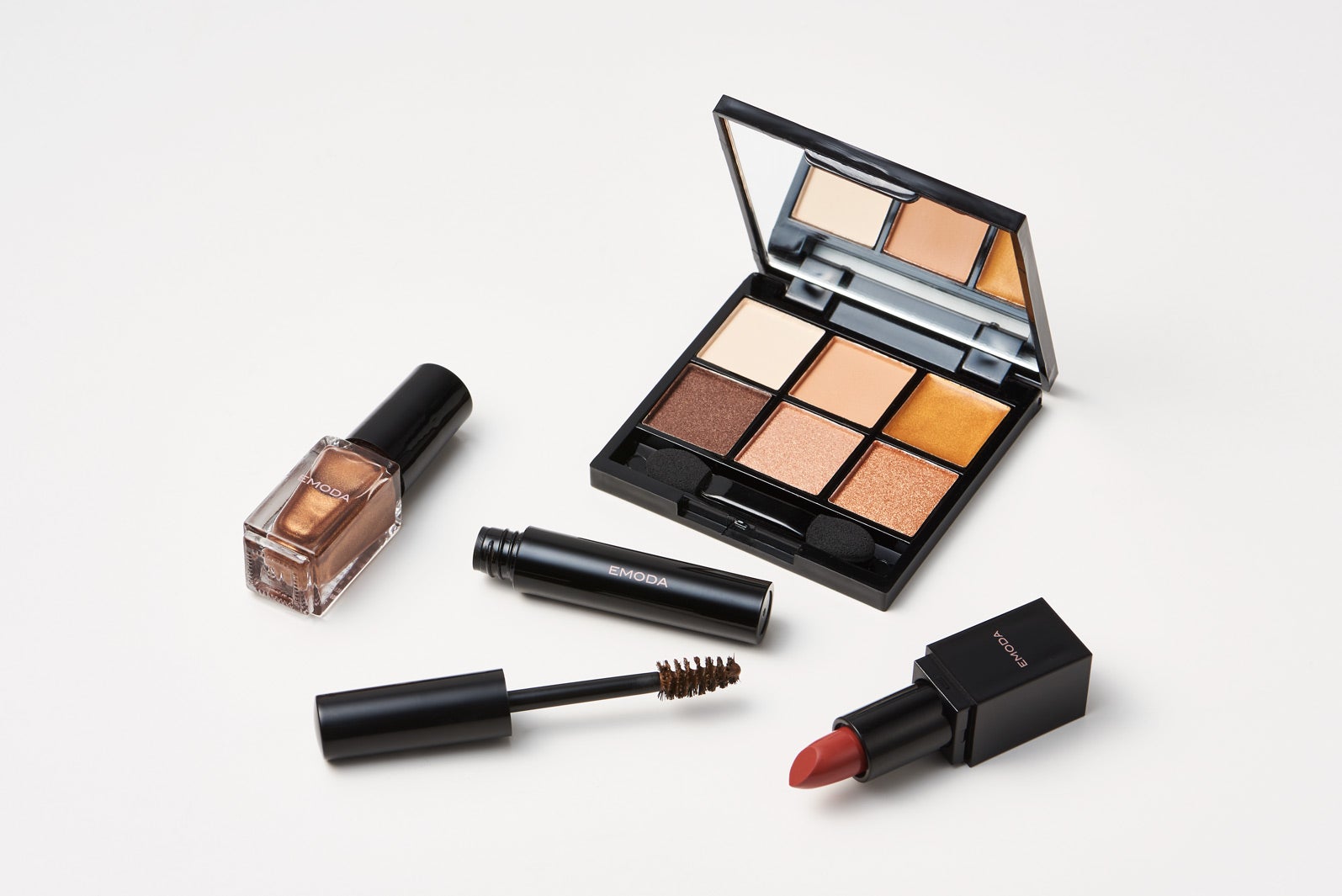 「JELLY」8月号特別付録「夏のブラウンメイクコスメ4点セット」／撮影：千葉タイチ（C）JELLY