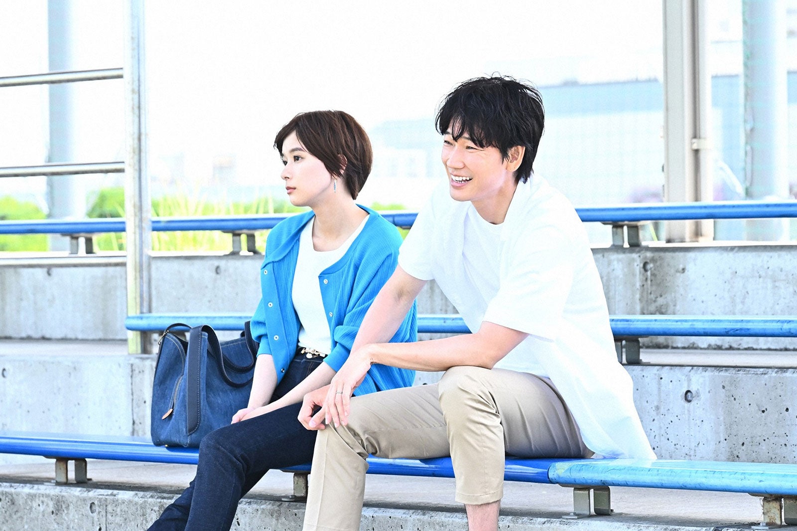 芳根京子、綾野剛／「オールドルーキー」第3話より（C）TBS