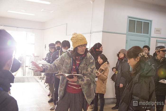 監督から指導を受ける桐谷美玲は真剣な面持ち(C)2015 映画「ヒロイン失格」製作委員会