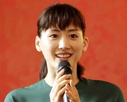 綾瀬はるか、パリ凱旋で拍手喝采 「なかなかいない逸材」と絶賛の声