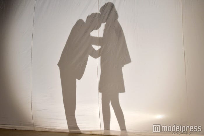 中川大志、飯豊まりえによる“カーテンの刑”再現 (C)モデルプレス