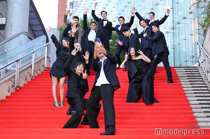 自撮り撮影をする妻夫木聡、広瀬すずら(C)モデルプレス