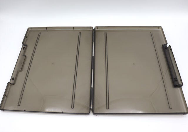 ダイソー　自立できるA4ファイルケース（クリアブラック）　両開き