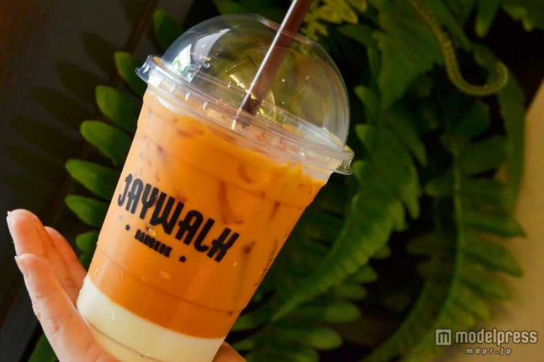 タイティーとパンナコッタが2層になった「Jaywalk Signature Thai Iced Tea」は日本のLサイズくらい、95バーツ（約350円）