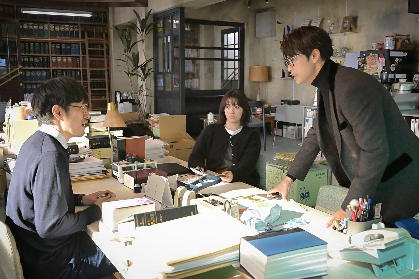 松山ケンイチ、広瀬すず、森崎ウィン「クジャクのダンス、誰が見た？」第2話（C）TBS