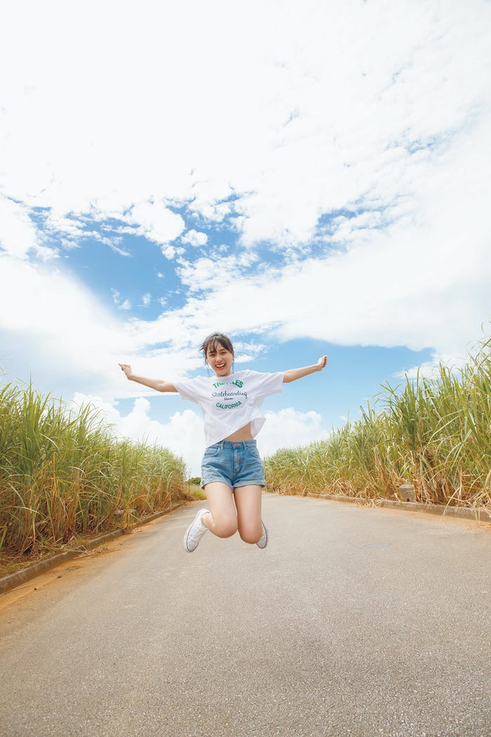 乃木坂46賀喜遥香1st写真集「まっさら」紀伊國屋書店限定版裏表紙(撮影/菊地泰久)