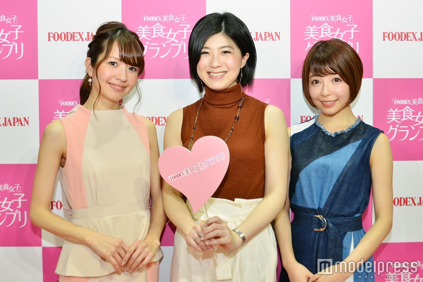 美食女子メンバーの(左から)豊島沙耶加、荒木佳穂、三好ユウ(C)モデルプレス