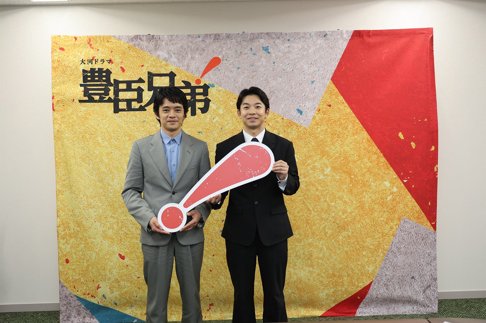 池松壮亮、仲野太賀（C）NHK