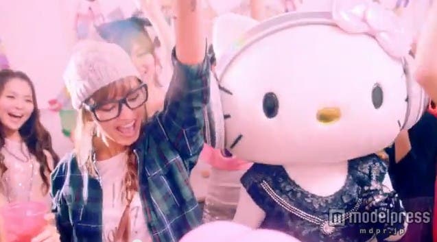 “DJ HELLO KITTY”がミュージックビデオに初出演/ジョーディン・テイラー「It’s VABENE!!」ミュージックビデオより