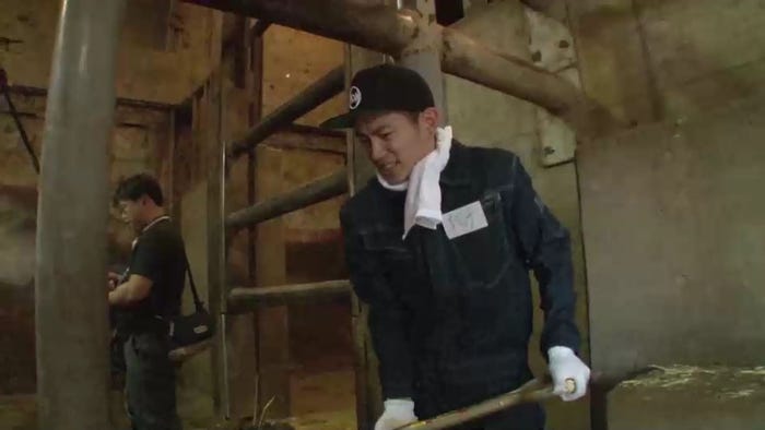 『THE RAMPAGEチャンネル「なんでもガチで体当たりで挑戦!“THE RAMPAGEのガチTV” 東武動物公園 ガチ職業体験」』より(画像提供:LDH)