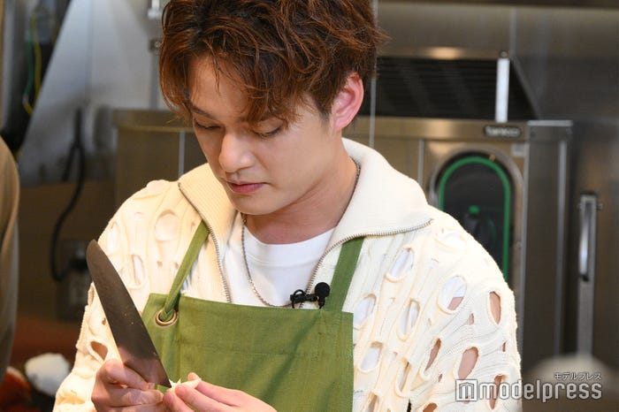 慣れた手つきで食材を切る中山優馬(C)モデルプレス