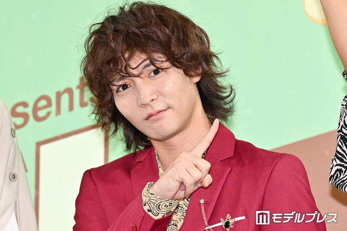 すがちゃん最高No.1、柏木由紀との熱愛報道後初公の場 報道陣の問いかけに「欲しがりさんだなあ」
