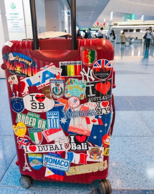 旅で集めるモノ：その土地のシール。2008年からの相棒ちゃんは、世界の国のシールでいっぱいです／小澤陽子アナウンサー（提供写真）