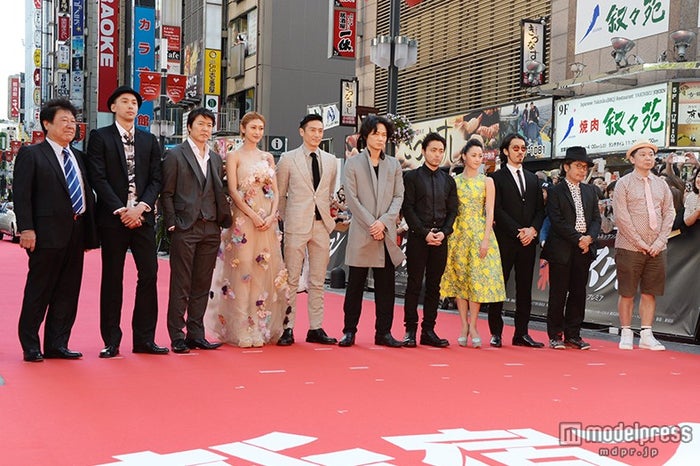 綾野剛 山田孝之 伊勢谷友介 沢尻エリカが新宿歌舞伎町に集結 2500人の歓声浴びる モデルプレス 綾野剛 山田孝之 伊勢谷友介 沢尻エリカが新宿歌舞伎町に集結 2500人の歓声浴びる モデルプレス