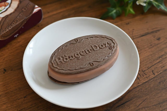 ハーゲンダッツクリスピーサンドのヘーゼルナッツプラリネショコラ開封後斜めから