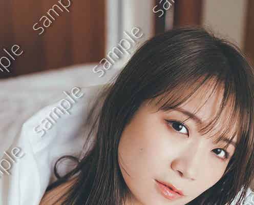 乃木坂46秋元真夏、ランジェリー姿でクールな魅力 卒業記念写真集「振り返れば、乃木坂」封入特典6種解禁