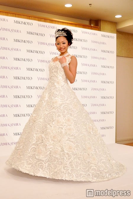 2012年2月に行われた桂由美グランドコレクション「THE WIND OF ASIA」に出演した安藤美姫