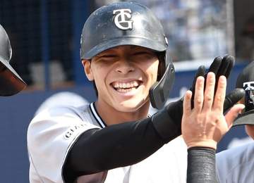 巨人・平山が初回先頭打者本塁打 ヤクルト先発・高橋の2球目をとらえる2号先制ソロ