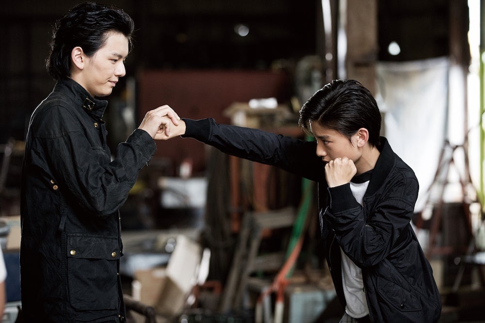 濱田龍臣（左）が斎藤工の少年時代を演じる（C）2016「HiGH＆LOW」製作委員会