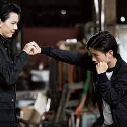濱田龍臣（左）が斎藤工の少年時代を演じる（C）2016「HiGH＆LOW」製作委員会