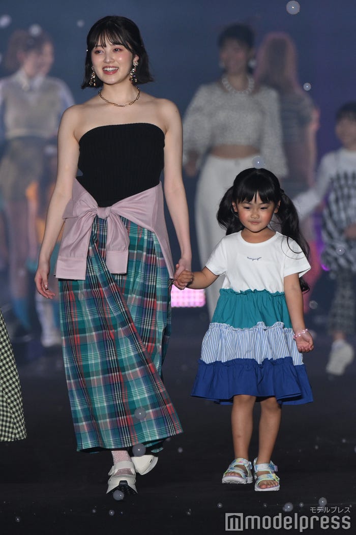 福山絢水とキッズモデル(C)モデルプレス