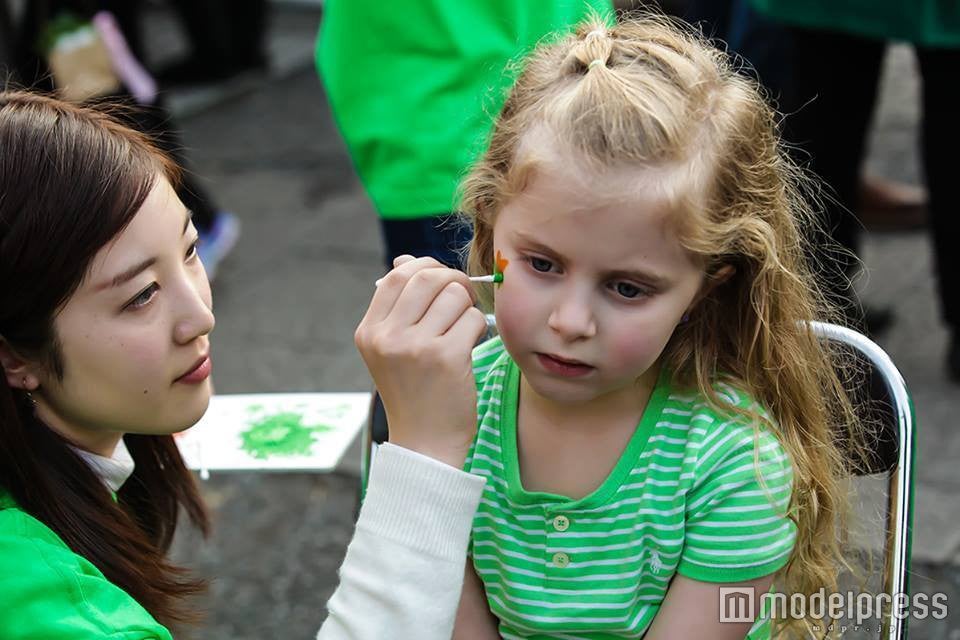 グリーンカラーを身にまとう／画像提供：アイルランド大使館