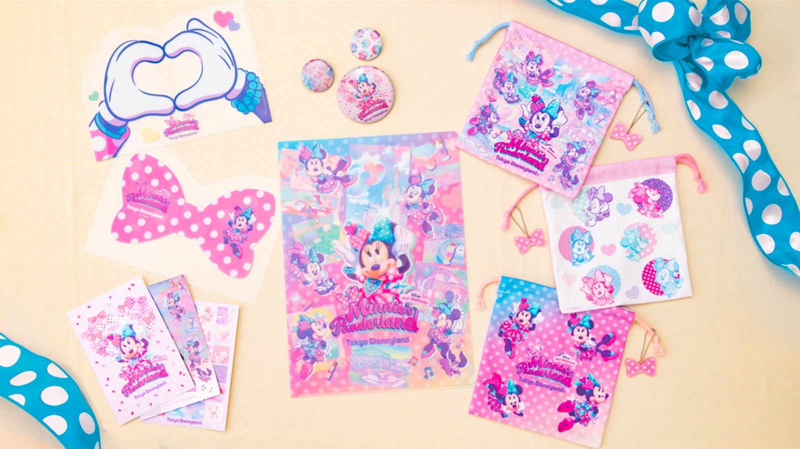 ポストカードセット750円、クリアホルダーセット900円、カンバッジセット1,100円、きんちゃくセット2,400円（C）Disney