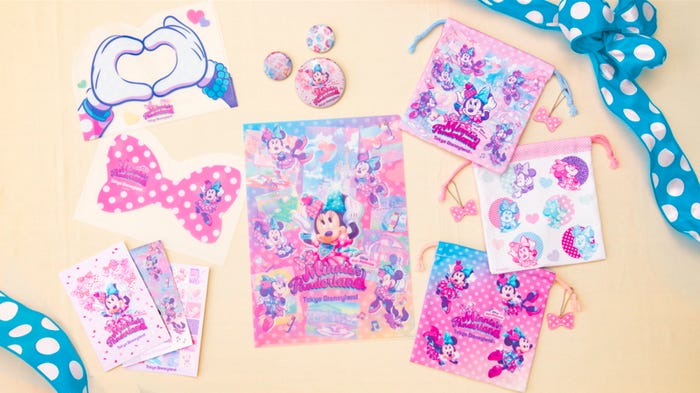 ポストカードセット750円、クリアホルダーセット900円、カンバッジセット1,100円、きんちゃくセット2,400円(C)Disney