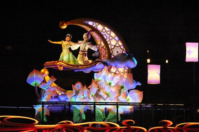 絨毯にのったアラジンとジャスミンも幸せそうです