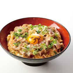 親子じゃなかった、他人だった丼+宇治抹茶のティラミス 1,500円 (C)2013,2019 SANRIO CO.,LTD.APPROVAL NO.S594200