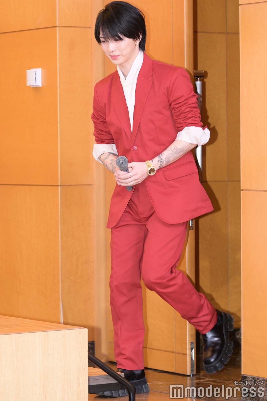 岩橋玄樹、SEXY赤スーツで久々の公の場 初写真集を自画自賛