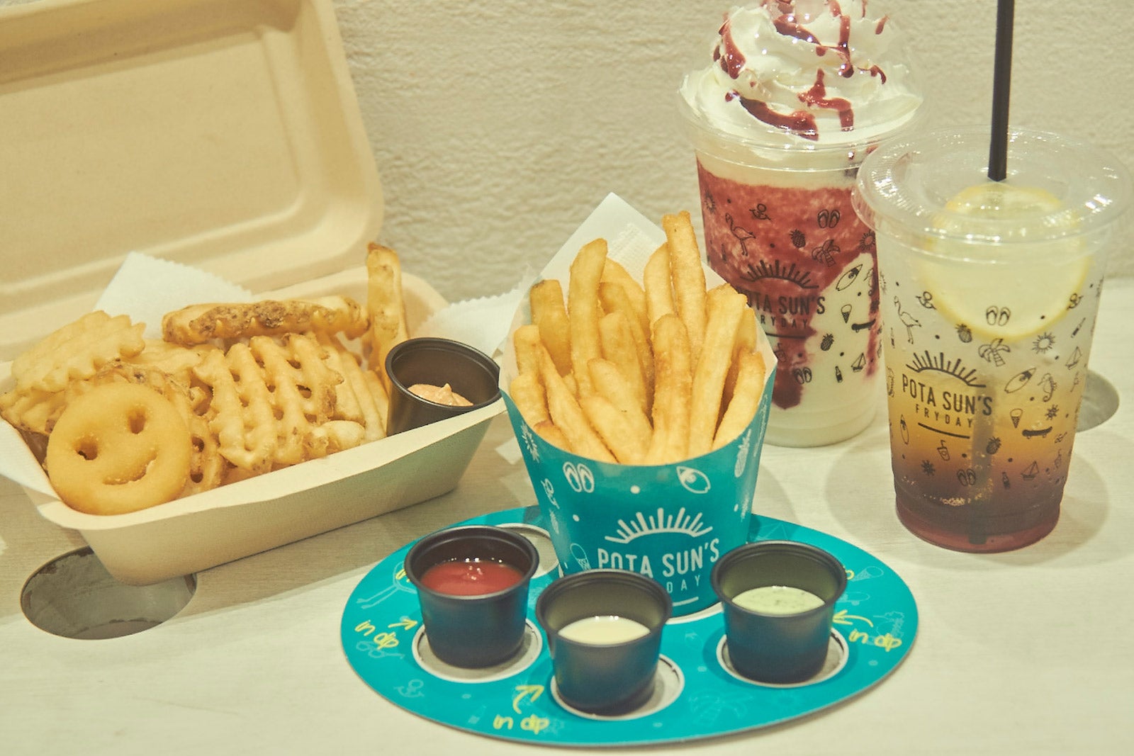 ストレートカット＆クリスカットのポテト。ディップは、ケチャップ、バジルマヨ、クアトロチーズ（C）モデルプレス